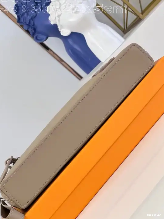 Repladies offers premium fake Louis bags at unbeatable prices. Our products are cheap because we focus on direct sales VUITTON IPAD POUCH LOUIS 0417